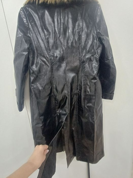Кожаный плащ жен лаковый черн