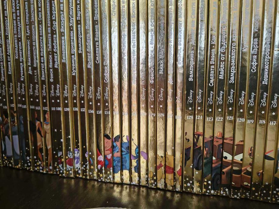 Продавам книжки на Дисни