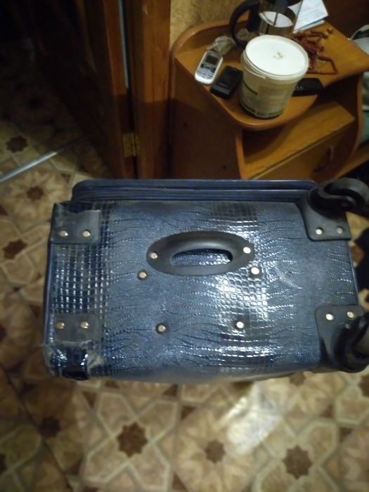 Чемодан большой требует ремонта