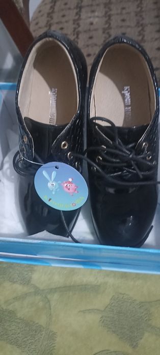 Продам школьные туфли