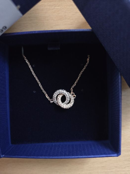 Colier Dextera
Cercuri întrepătrunse, Alb, Placat cu nuanță roz-aurie