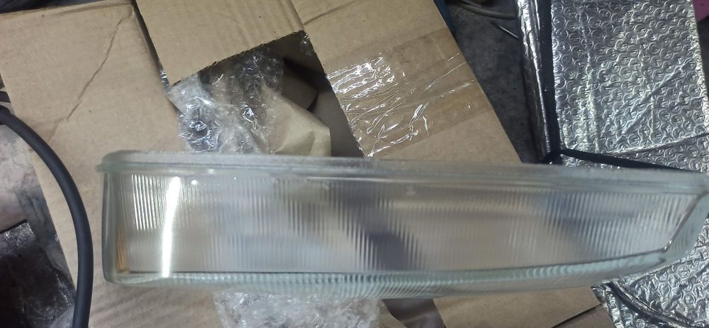 Стекло фары  Carina e