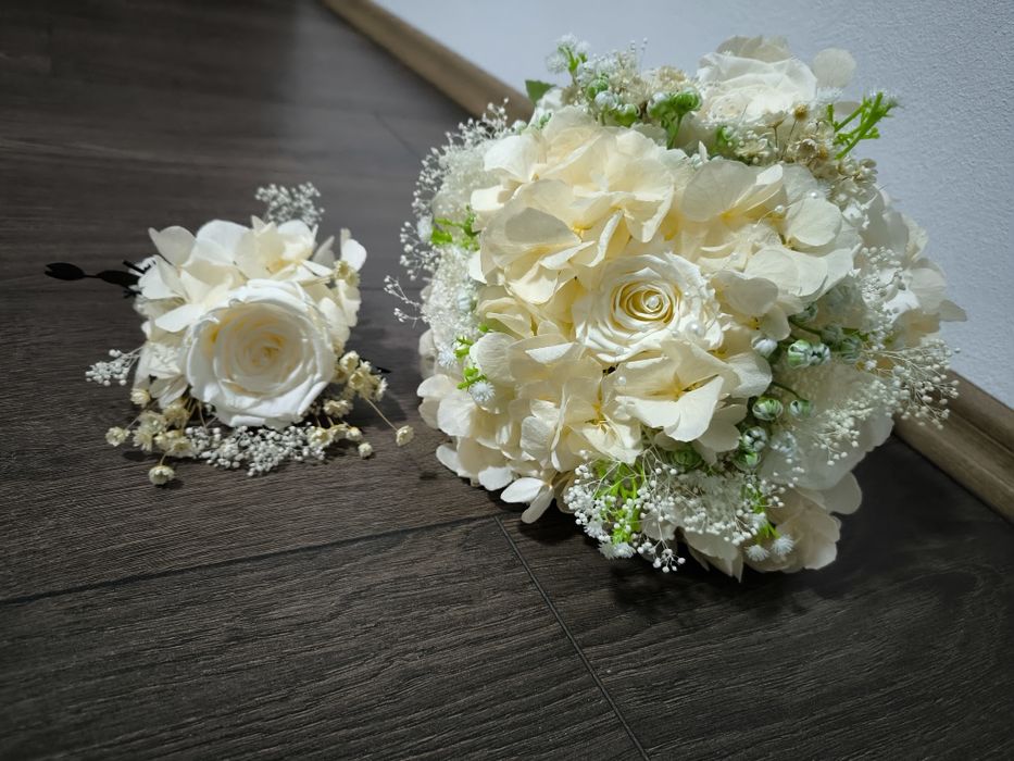 Buchet cu flori naturale criogenate, concarde și brățări