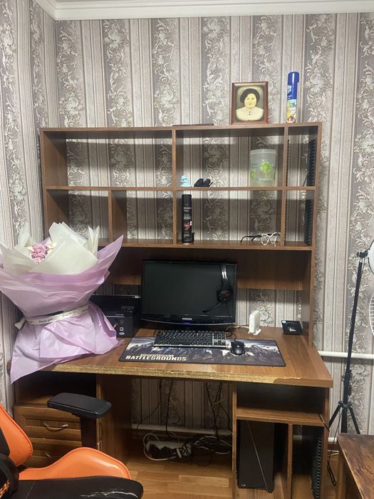 Продам компьютерный стол, тумбу с зеркалом.