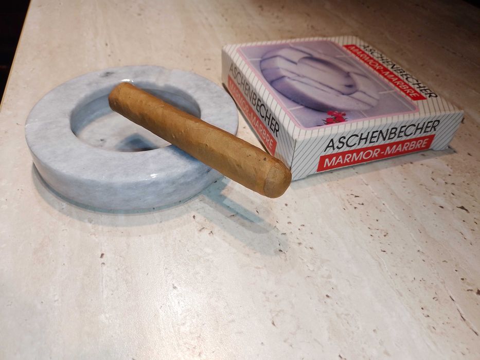 Scrumieră din Marmură naturală de CARRARA, masiva