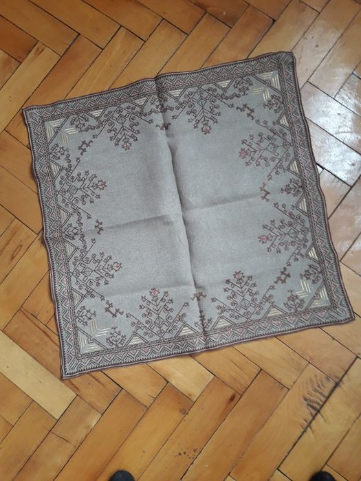 Бродирано каре - покривка за маса