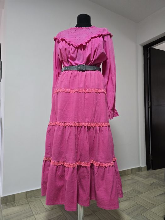 Fusta fucsia din raiat cu volane feminine si dantela