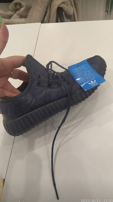 Новые кроссовки.