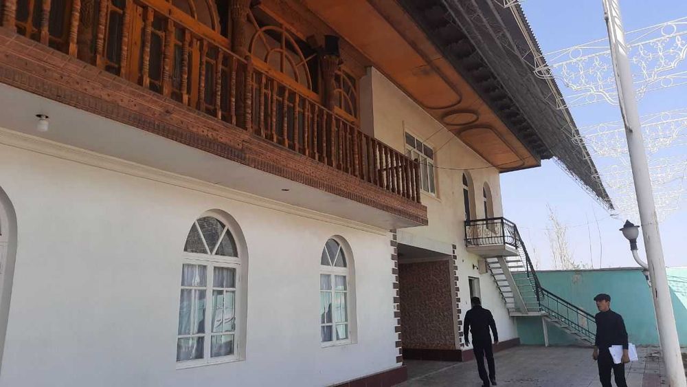 Porno filmlarda koptoklardan ushlab turadi