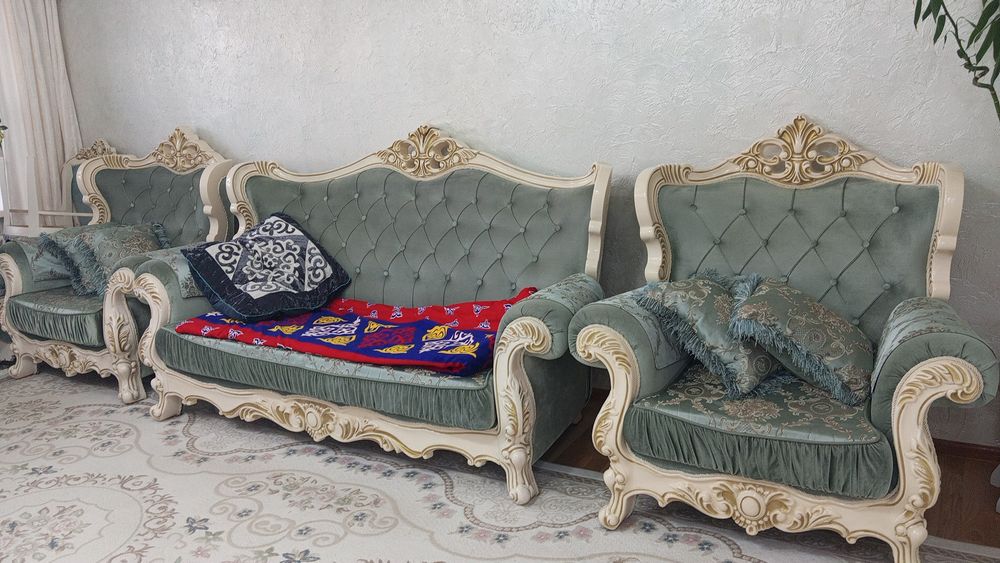 Продается диван с двумья креслами со стульями