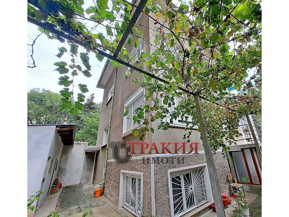Два етажа от масивна къща с гараж под Аязмото