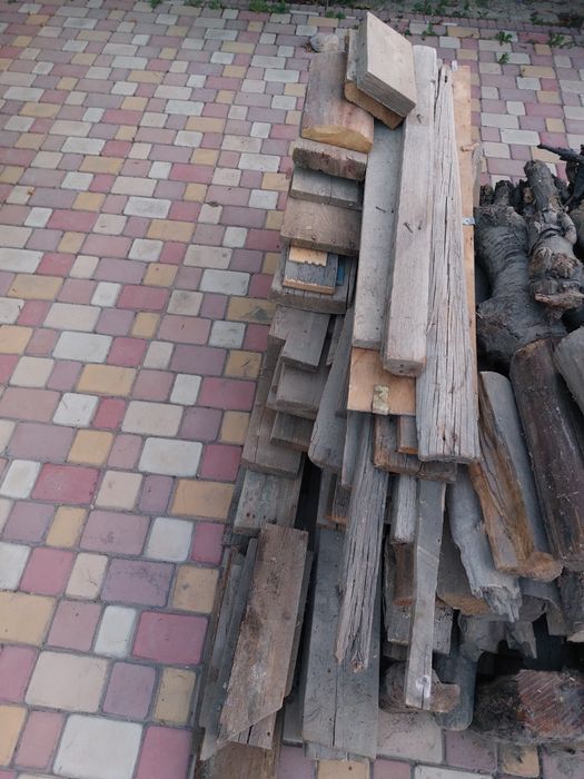 Дрова и остатки стропил