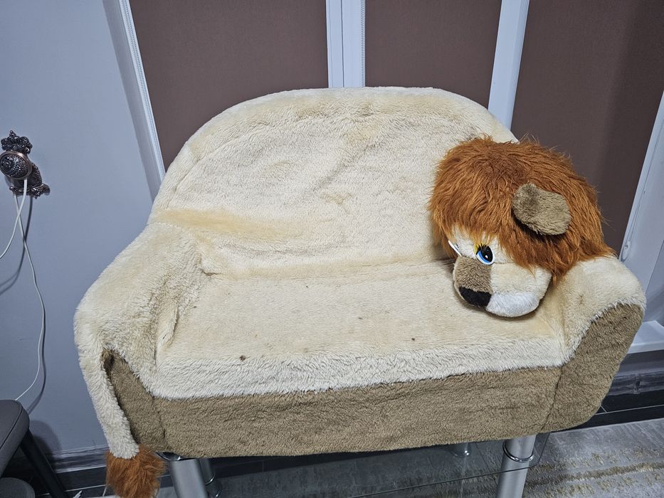 Детская игрушка, диван.