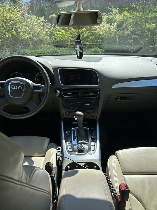 Audi Q5,acte in regula,culoarea gri, cutie automata an fabricatie 2010 scaune in piele 4•4 culoarea este sidefat