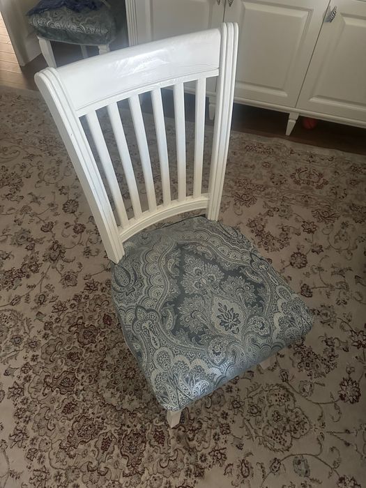 Стол со стульями