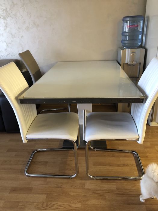 бяла със сиво луксозна трапезна маса