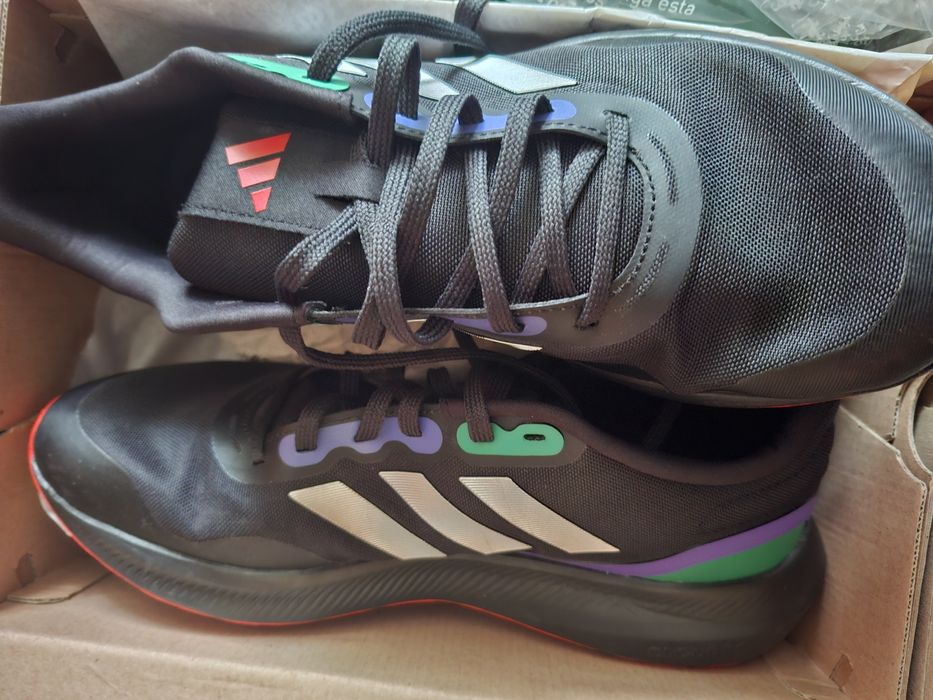 Vând adidasi o singura data purtați