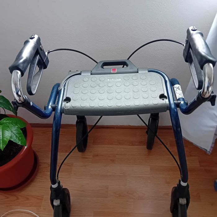 Vand rolator utilizat, in stare foarte buna.