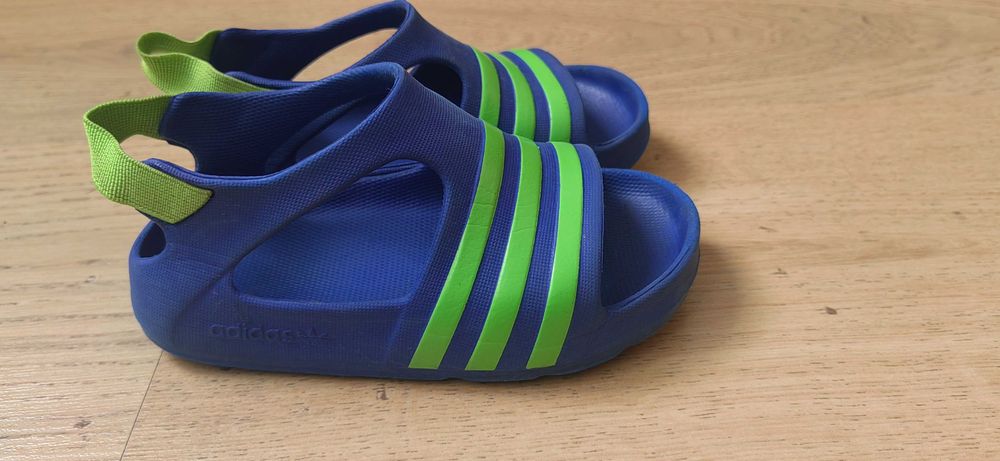 Маратонки, сандали и платненки