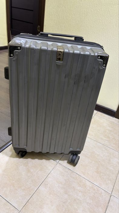 Продам чемодан за символическую цену