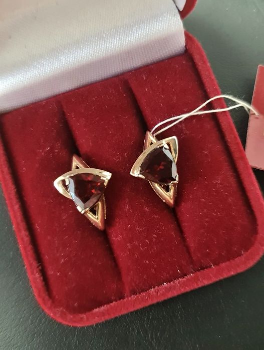 Новые золотые серьги 585 пробы с гранатом