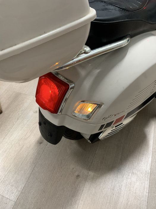 Scooter Vespa electric pentru copii