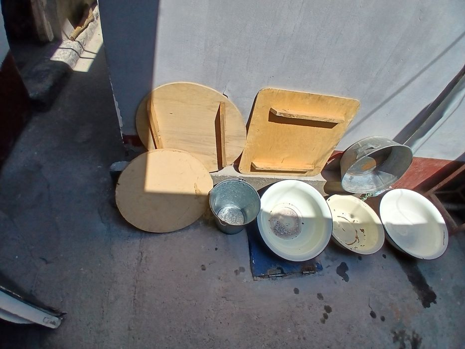 Тазы разные ,ведро алюминь, крышки бачковые , доски для теста.