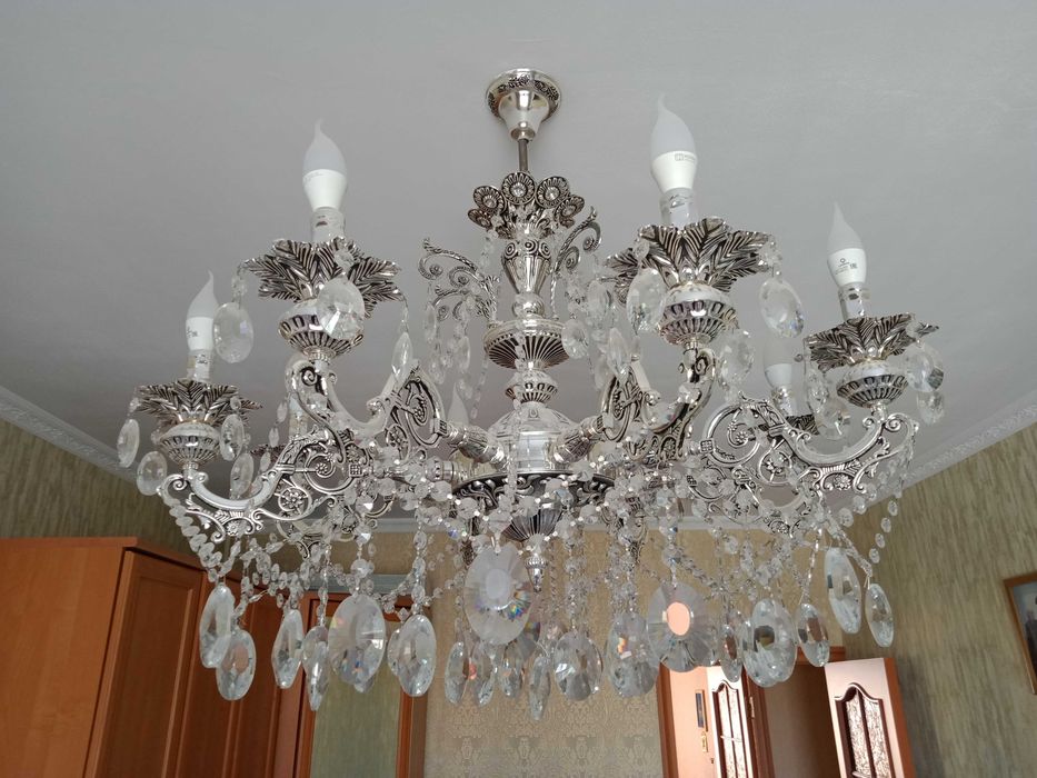 люстра восьмирожковая, самая большая из восьмирожковых.