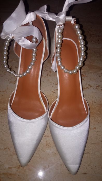 Pantofi albi satin