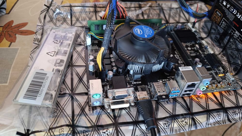 комплект за компютър: Gigabyte GA-H110M-S2H + Pentium G4560 + 8GB DDR4