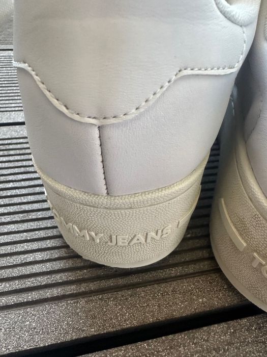 Сникърси Tommy Hifiger на висока подметка бяли кожени