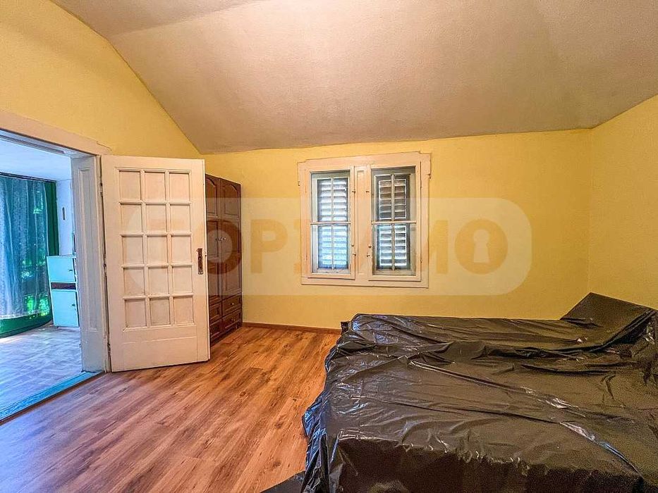 Двуетажна къща с голям парцел в Морската градина