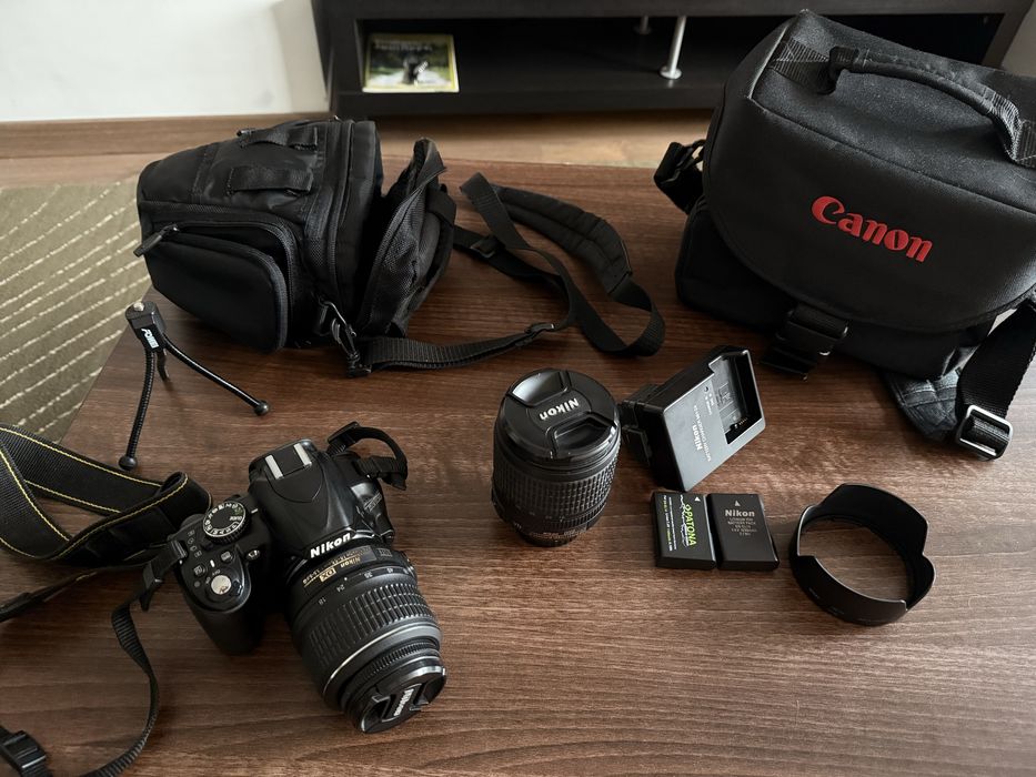 Camera Foto Nikon D3100 + 2 obiective +2 acumulatori  si extra 2 genți