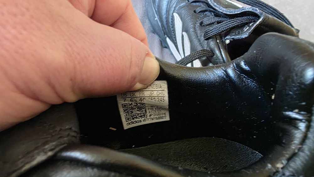 Футболни обувки Adidas - стоножки, естествената кожа