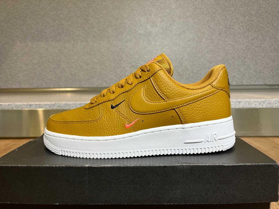 ОРИГИНАЛНИ *** Nike Air Force 1 '07 Leather / EssentiaL Mini Swoosh