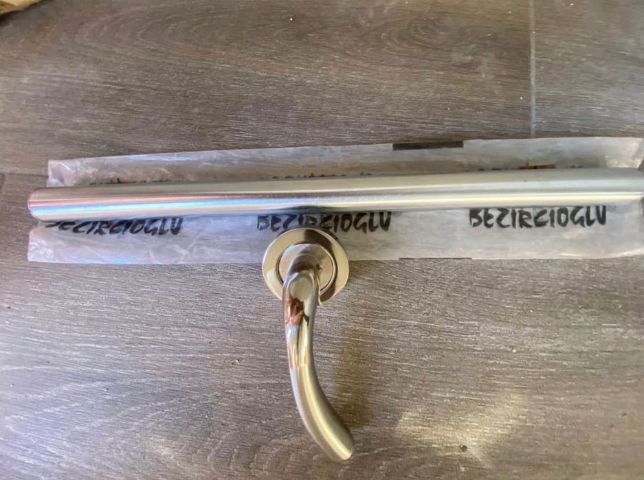 Нова външна блиндирана врата-2 бр.