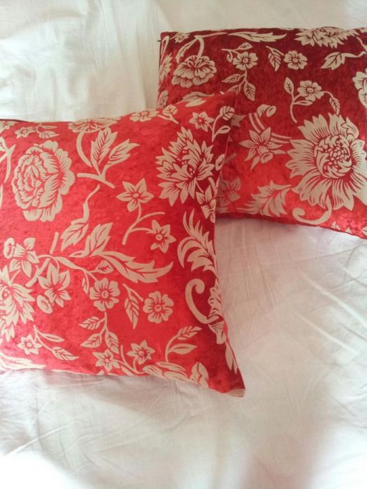 Продам две декоративные подушки, новые.