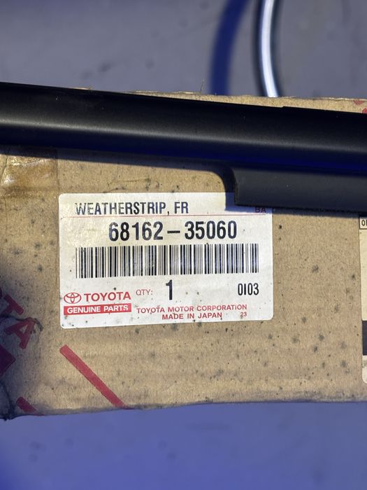 Уплотнитель стекла двери передней левой 4 runner