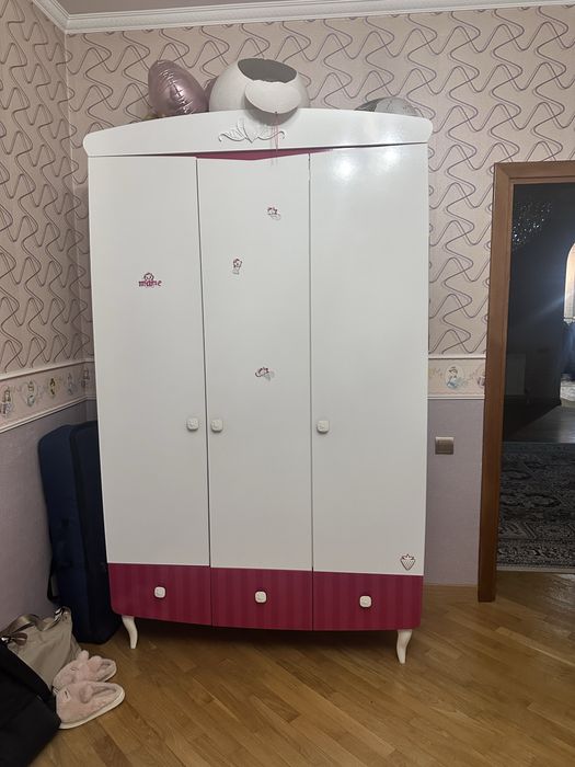 Срочно продается детский шкаф и тумба.