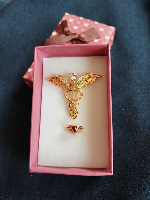 Брошь для врача медика