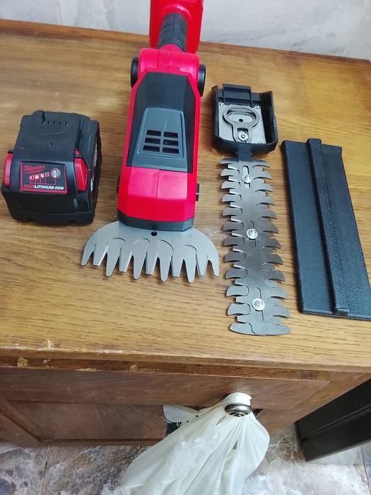 Foarfeca milwaukee de tuns gard viu cu o baterie de 6a Nou