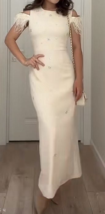 Платье бежевое с акцентом