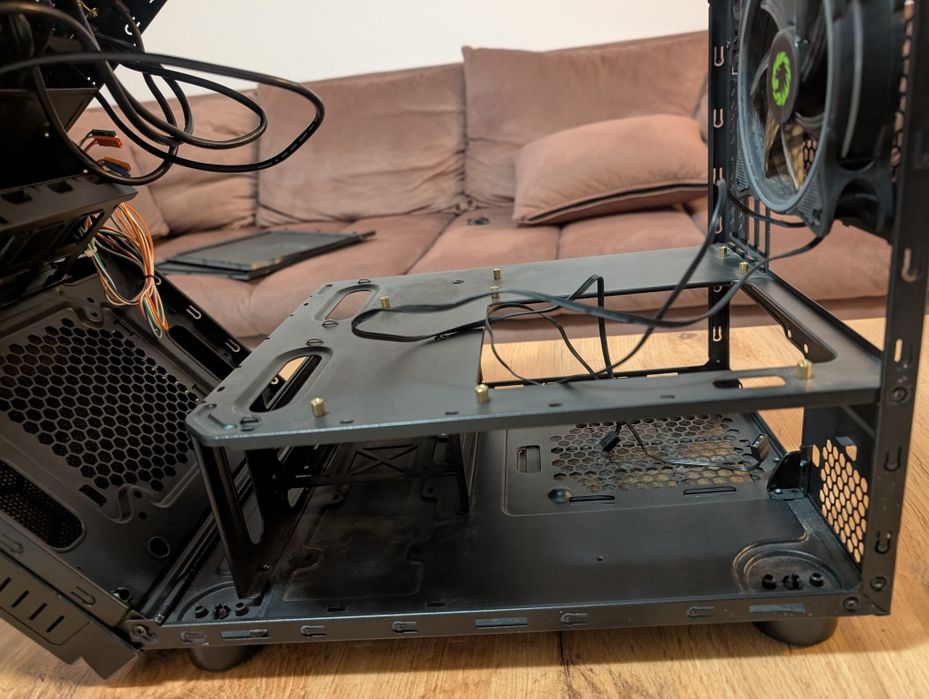 vând carcasa mATX, iTX