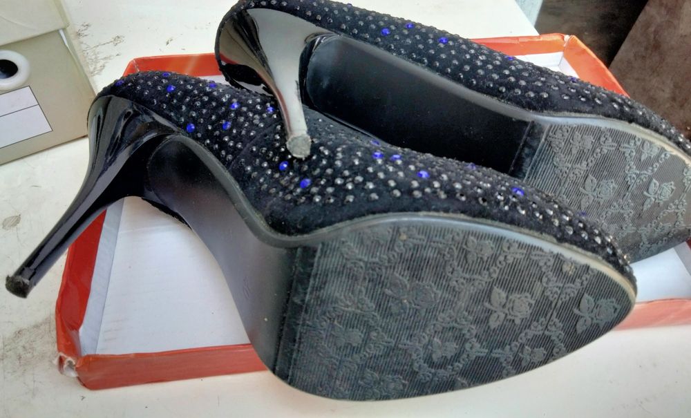 Продаю́тся туфли