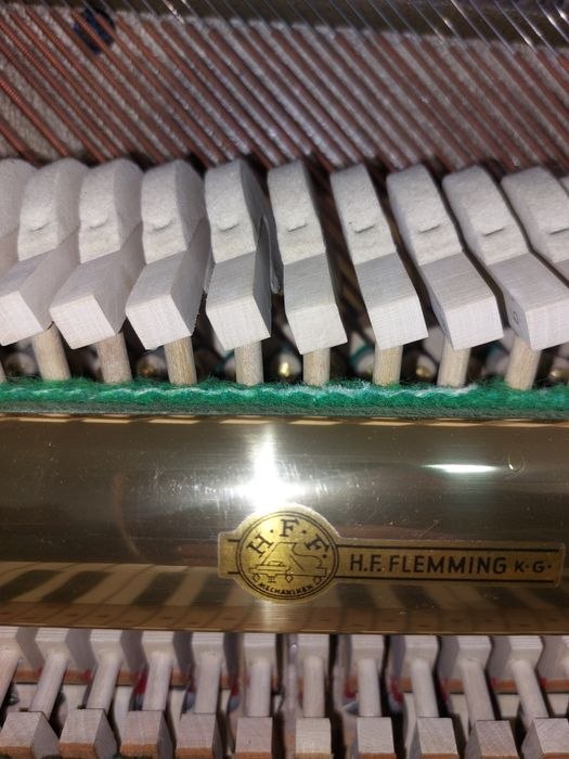 Pianină Zimmermann ( transport gratuit în toată țara & garanție)eleganță germană, sunet rafinat
Instrumentul este produs