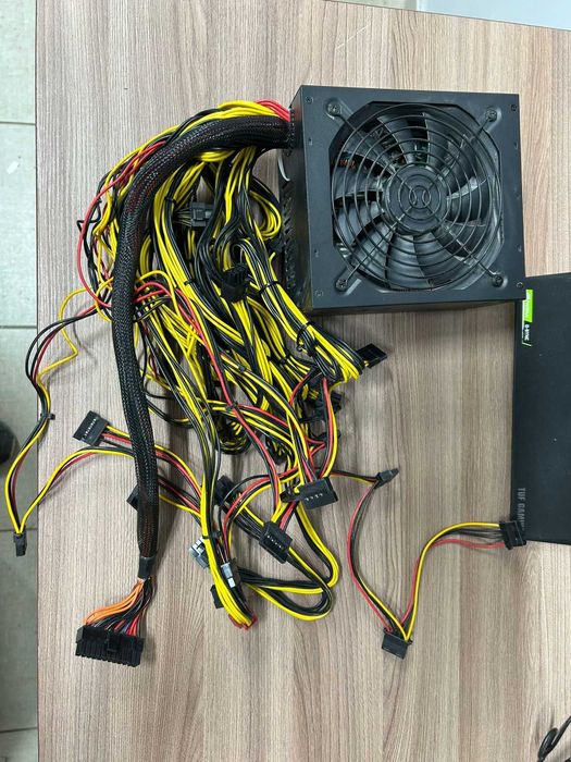 Блок питания для стационарного компьютера 1000W