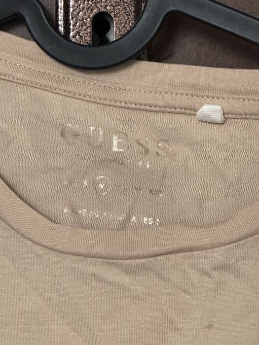 Бежова тениска на Guess