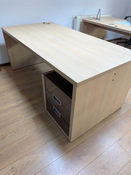 Birou executiv cu sertare incluse