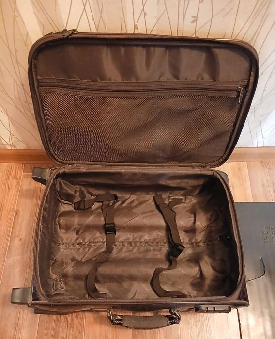 Чемодан  4000 тенге