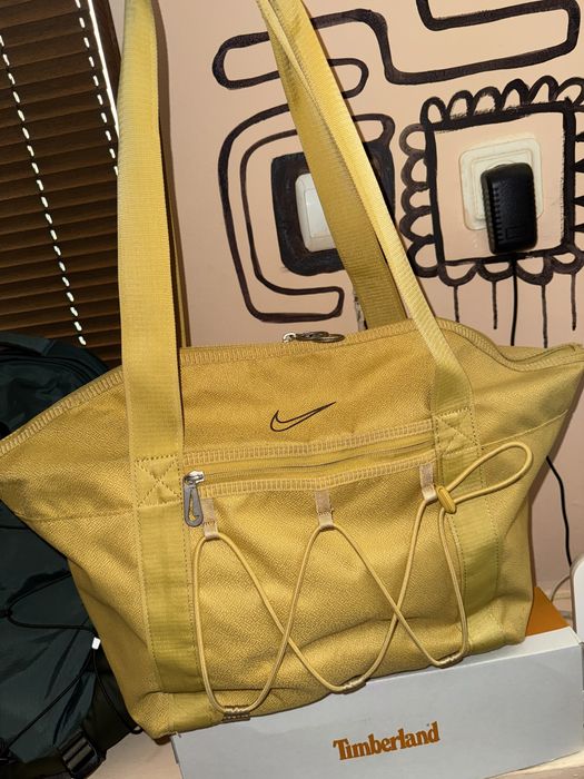 Спортна чанта Nike в цвят горчица